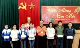 Thầy Nguyễn Vương Linh tặng quà cho học sinh đạt thành tích cao trong học tập (ảnh FBNV) 
