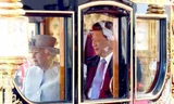Nữ hoàng Anh Elizabeth II và Chủ tịch Trung Quốc Tập Cận Bình. (ảnh Daily Mail)