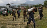 Quân đội Nepal tham gia công tác cứu trợ động đất. Ảnh: AP