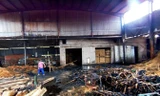 Hiện trường vụ hỏa hoạn thiêu rụi xưởng gỗ trong đêm.