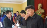 Ông Vũ Quốc Thịnh thay mặt đoàn công tác trao quà cho các hộ nghèo xã Ninh Lai, huyện Sơn Dương, Tuyên Quang. Ảnh Lê Việt