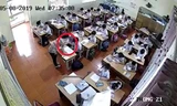 Hình ảnh cắt từ clip ghi lại cảnh cô Nguyễn Thị Thu Trang đánh học sinh 
