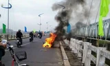 Sáng 30 Tết, xe máy bốc cháy dữ dội giữa cầu Đà Rằng