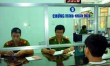 Làm thủ tục cấp giấy chứng minh nhân dân. Ảnh: Đại đoàn kết