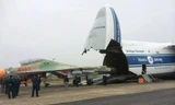 Đưa tiêm kích Su-30MK2 từ máy bay vận tải An-124 Ruslan xuống, tại sân bay Đà Nẵng ngày 6.12.2014 - Ảnh: militaryparitet