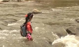 Ớn lạnh nhìn trẻ ngập mình lội suối đến trường