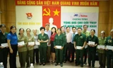 Phó chủ tịch UB MTTQ tỉnh Quảng Ninh Trần Thị Thu Hoài, Phó Chủ tịch T.Ư Hội Cựu TNXP VN Lê Thị Phương Thảo, Phó Giám đốc MB Quảng Ninh Ngô Trí Quang, Bí thư Tỉnh Đoàn Quảng Ninh Nguyễn Thị Thu Hà và Tổng Biên tập báo Tiền Phong Lê Xuân Sơn chụp ảnh kỷ 