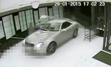 Cướp lái Mercedes tông sập cửa hàng khoắng sạch đồ trang sức