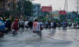 Mưa 30 phút, nhiều tuyến đường ở Sài Gòn lại thành 'sông'