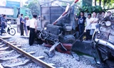 Ôtô tải mất lái đâm thẳng vào tàu hỏa đang chạy