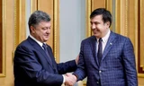 Tổng thống Ukraina Petro Poroshenko (trái) bắt tay tân Thống đốc Odessa Mikheil Saakashvili.