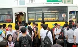 Xe buýt vẫn là phương tiện di chuyển chính của học sinh sinh viên, người lao động. (Ảnh: Minh Sơn/Vietnam+)