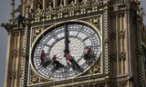  Các công nhân đang lau chùi tháp đồng hồ Big Ben trong điều kiện khắc nghiệt.