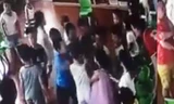 Cháu bé bị cả lớp mầm non xúm vào đánh hội đồng. Ảnh cắt từ clip