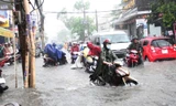 Cơn mưa lớn khiến nhiều tuyến đường ngập nặng.