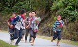 Niềm vui đến trường của học sinh vùng cao. Ảnh: Ngọc Bằng