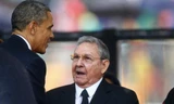 Tổng thống Mỹ Barack Obama và Chủ tịch Raul Castro bắt tay thân mật.