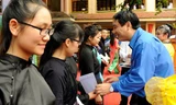 Anh Nguyễn Đắc Vinh - Ủy viên dự khuyết BCH Trung ương Đảng, Bí thư thứ nhất BCH Trung ương Đoàn trao tặng học bổng cho các học sinh của trường Phổ thông Vùng cao Việt Bắc. Ảnh: Xuân Tùng.