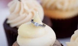Suýt chết vì nuốt nhẫn kim cương trong bánh ngọt