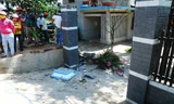 Phần trên của trụ cổng nhà ông Phúc bị đứt ngang 