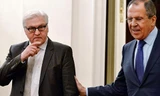 Ngoại trưởng Đức Frank-Walter Steinmeier (trái) và Ngoại trưởng Nga Sergey Lavrov. 