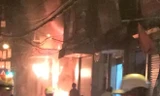 Hà Nội: Cháy lớn tại tiệm bán bàn ghế ở Đê La Thành