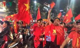 Phó thủ tướng Vũ Đức Đam ra đường mừng chiến thắng U23 Việt Nam