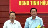 Ông Trịnh Xuân Thanh (bìa phải) nhận hoa chúc mừng được bầu làm Phó chủ tịch UBND tỉnh Hậu Giang. Ảnh: Báo Hậu Giang.