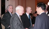 Thượng nghị sĩ John McCain và nhà báo Nguyễn Anh Tuấn. Ảnh Xuân Ba