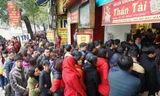 Theo Hiệp hội Kinh doanh vàng Việt Nam, lượng vàng trong dân hiện nay còn rất lớn, ước tính khoảng 500 tấn (ảnh chụp người dân chen nhau, xếp hàng vài giờ để mua vàng ngày vía Thần Tài-ảnh minh họa)