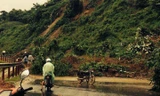 Do mưa lớn kéo dài, đất từ đỉnh đồi sạt xuống khiến tuyến đường bị tê liệt. 