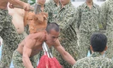 Xem đặc công phi thân qua lửa, đâm giáo vào họng