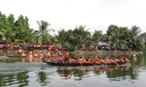 Gần 5 vạn dân đến cổ vũ cho lễ đua thuyền.
