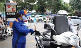 Giá xăng tăng mạnh từ 15h chiều nay. Ảnh: Phúc Minh. 