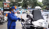 Giá xăng tăng mạnh từ 15h chiều nay. Ảnh: Phúc Minh. 