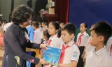 Phó Chủ tịch nước trao tặng học bổng cho trẻ em hiếu học tại Hưng Yên