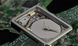 Đồng hồ siêu lạ làm từ ổ đĩa micro HDD