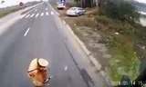Hình ảnh cảnh sát giao thông Hà Nam gây xôn xao dư luận thời gian vừa qua (ảnh cắt từ clip).