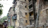 Hà Nội vẫn còn nhiều khu chung cư cũ xuống cấp. (Nguồn: TTXVN) 