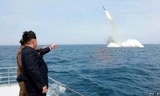 Tàu ngầm Triều Tiên phóng tên lửa dưới sự chỉ đạo của nhà lãnh đạo Kim Jong Un. Ảnh: KCNA