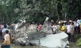 Máy bay tiêm kích MiG-27 của không quân Ấn Độ đã bị rơi xuống làng Moinagudi,cách thành phố Kolkata (Ấn Độ) tháng 7/2010. (Nguồn: AFP/TTXVN) 