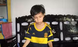 Thần đồng Lâm Chí Hiếu tính tình trầm lặng, giao tiếp chậm chạp, rụt rè. 