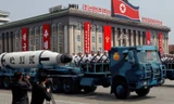 Tên lửa đạn đạo phóng từ tàu ngầm Pukkuksong được diễu qua quảng trường ở Bình Nhưỡng, Triều Tiên trong lễ duyệt binh kỉ niệm 105 sinh nhật cố lãnh tụ Kim Nhật Thành.