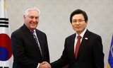 Ngoại trưởng Mỹ Rex Tillerson bắt tay quyền Tổng thống Hàn Quốc Hwang Kyo-ahn hôm 17/3 tại Seoul.