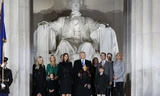 Tổng thống Donald Trump cùng gia đình chụp ảnh lưu niệm trước Đài tưởng niệm Lincoln