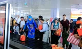 Hãng hàng không cử “ông, bà Táo” tặng quà cho khách
