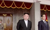Lãnh đạo tối cao CHDCND Triều Tiên Kim Jong-un chủ trì lễ duyệt binh lớn nhất lịch sử trên quảng trường Kim Nhật Thành.