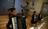 Em bé chơi nhạc tại Cung Thiếu nhi Mangyondae ở Bình Nhưỡng.