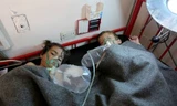 Những em nhỏ đang được điều trị trong bệnh viện sau vụ tấn công hóa học ở Khan Sheikhoun, Syria hôm 4/4.
