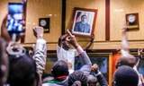 Ảnh của Tổng thống Zimbabwe Robert Mugabe bị dỡ xuống ngay sau khi ông tuyên bố từ chức.